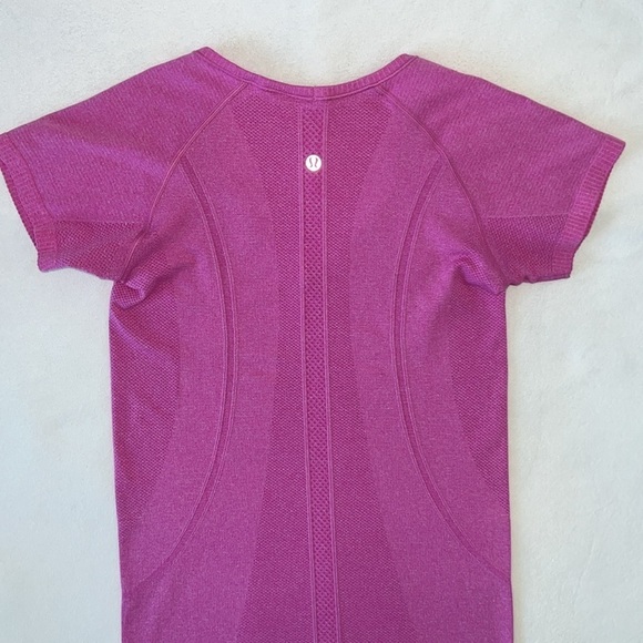 Lululemon Swiftly Tech Short Sleeve v neck
Heathered Pow Pink Light - Picture 9 of 10